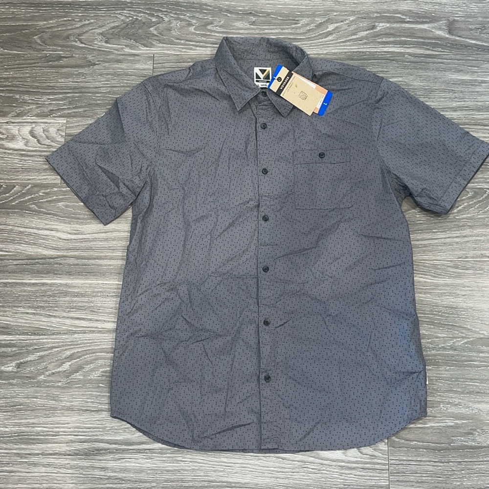 Voyager short sleeve button down shirt. Size L. NWT